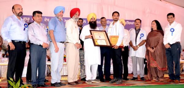 S. Pushpinder Singh Sidhu receiving award from S. Gurmeet Singh Khuddian, Cabinet Minister